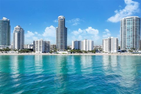 Condo in Hollywood, Florida, 3 bedrooms  № 1120292 - photo 1