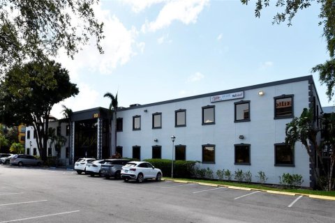 Propiedad comercial en alquiler en Tampa, Florida, 2912.67 m2 № 1835399 - foto 2