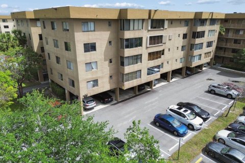 Condo in North Lauderdale, Florida, 2 bedrooms № 2154138