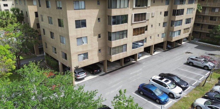 Condo in North Lauderdale, Florida, 2 bedrooms № 2154138