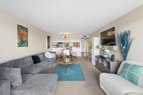 Condo in North Lauderdale, Florida, 2 bedrooms № 2154138 - photo 2