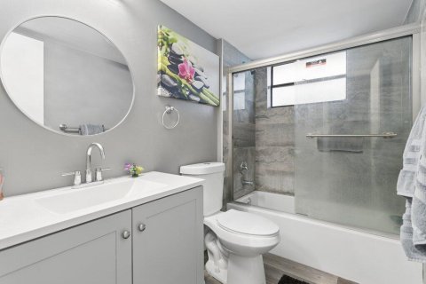 Condo in North Lauderdale, Florida, 2 bedrooms № 2154138 - photo 9