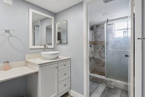 Condo in North Lauderdale, Florida, 2 bedrooms № 2154138 - photo 11