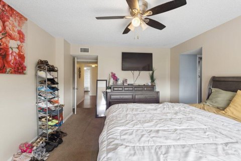 Condo in North Lauderdale, Florida, 2 bedrooms № 2154138 - photo 6