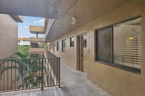 Condo in North Lauderdale, Florida, 2 bedrooms № 2154138 - photo 16