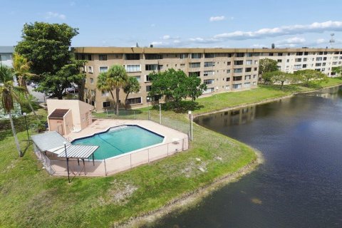Condo in North Lauderdale, Florida, 2 bedrooms № 2154138 - photo 17