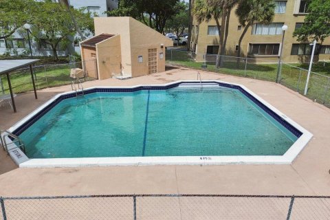 Condo in North Lauderdale, Florida, 2 bedrooms № 2154138 - photo 18
