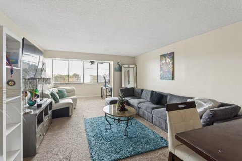 Condo in North Lauderdale, Florida, 2 bedrooms № 2154138 - photo 3