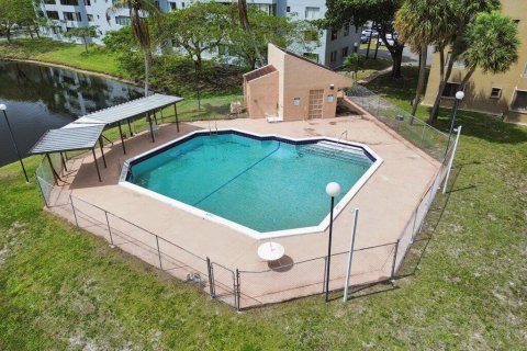 Condo in North Lauderdale, Florida, 2 bedrooms № 2154138 - photo 19