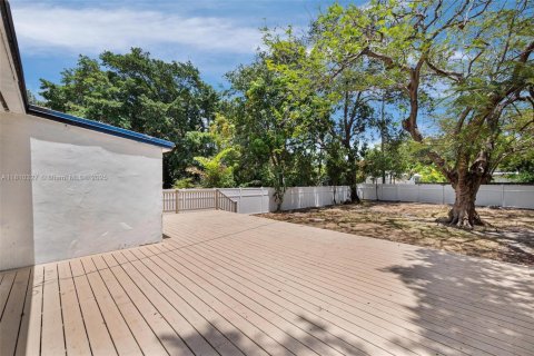 House in North Miami, Florida 2 bedrooms, 92.9 sq.m. № 1752792 - photo 30