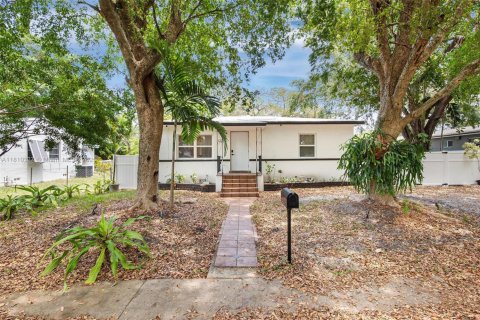 House in North Miami, Florida 2 bedrooms, 92.9 sq.m. № 1752792 - photo 1