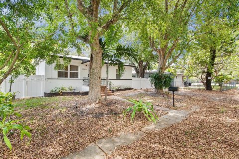 House in North Miami, Florida 2 bedrooms, 92.9 sq.m. № 1752792 - photo 2