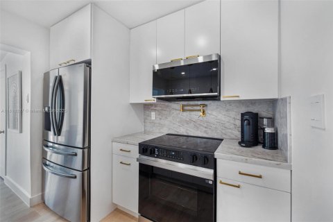 House in North Miami, Florida 2 bedrooms, 92.9 sq.m. № 1752792 - photo 10