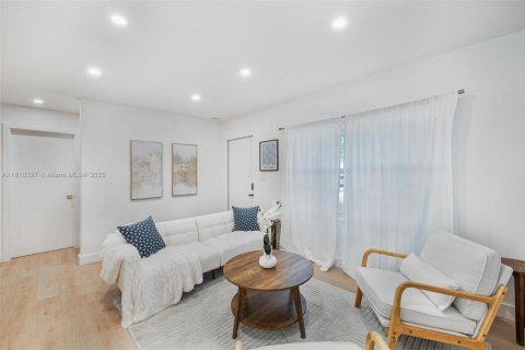 House in North Miami, Florida 2 bedrooms, 92.9 sq.m. № 1752792 - photo 7
