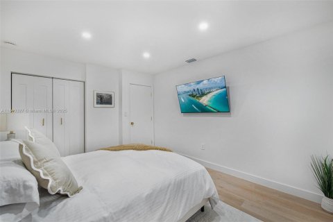 House in North Miami, Florida 2 bedrooms, 92.9 sq.m. № 1752792 - photo 15
