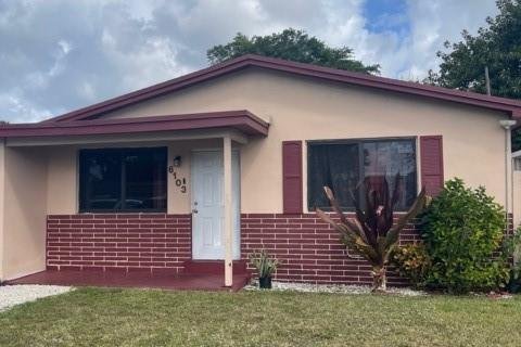 House in Hollywood, Florida 3 bedrooms, 125.51 sq.m. № 2083732