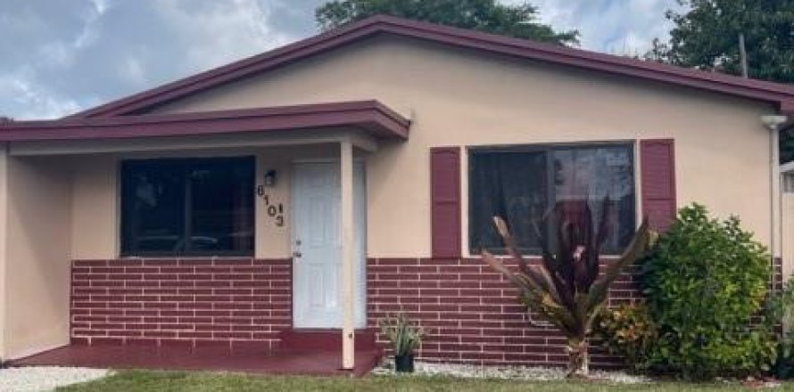 House in Hollywood, Florida 3 bedrooms, 125.51 sq.m. № 2083732