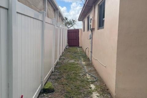 House in Hollywood, Florida 3 bedrooms, 125.51 sq.m. № 2083732 - photo 18
