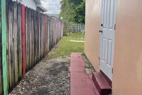 House in Hollywood, Florida 3 bedrooms, 125.51 sq.m. № 2083732 - photo 20