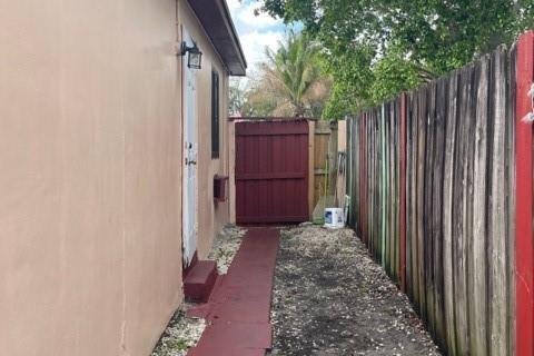 House in Hollywood, Florida 3 bedrooms, 125.51 sq.m. № 2083732 - photo 19