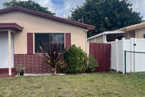 House in Hollywood, Florida 3 bedrooms, 125.51 sq.m. № 2083732 - photo 2