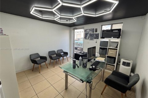 Propiedad comercial en Opa-locka, Florida № 2184506