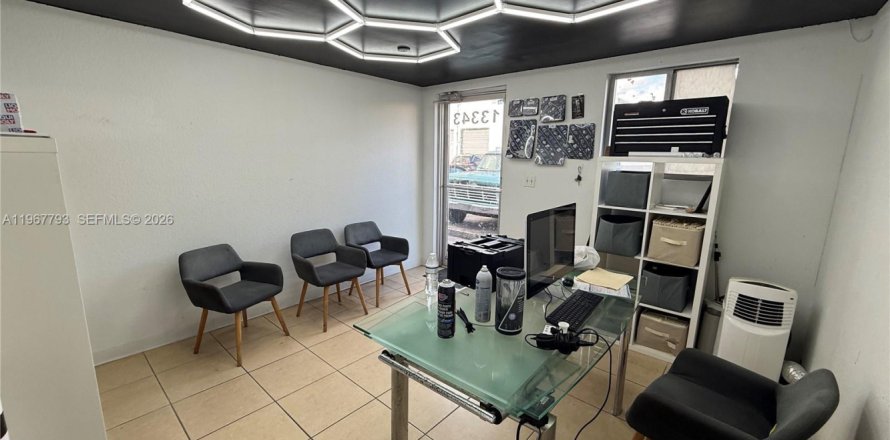 Propiedad comercial en Opa-locka, Florida № 2184506