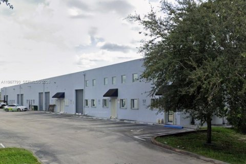 Propiedad comercial en venta en Opa-locka, Florida № 2184506 - foto 4