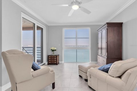 Condo in Saint Petersburg, Florida, 4 bedrooms № 2198469 - photo 29