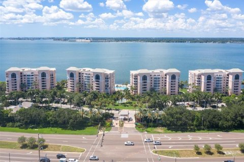 Condo in Saint Petersburg, Florida, 4 bedrooms № 2198469 - photo 22