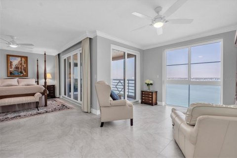 Condo in Saint Petersburg, Florida, 4 bedrooms № 2198469 - photo 7