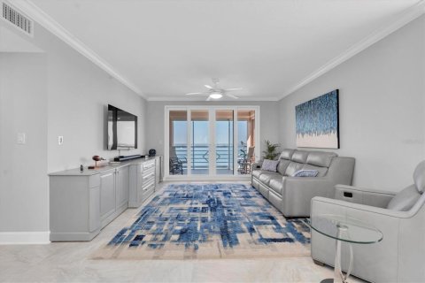 Condo in Saint Petersburg, Florida, 4 bedrooms № 2198469 - photo 14
