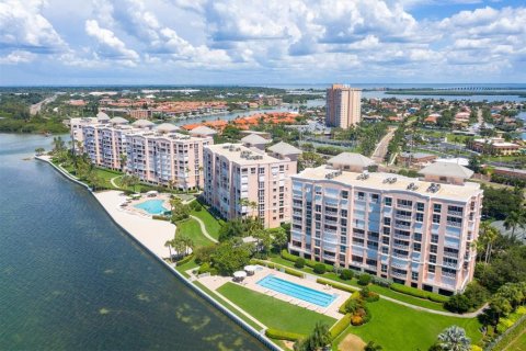 Condo in Saint Petersburg, Florida, 4 bedrooms № 2198469 - photo 2