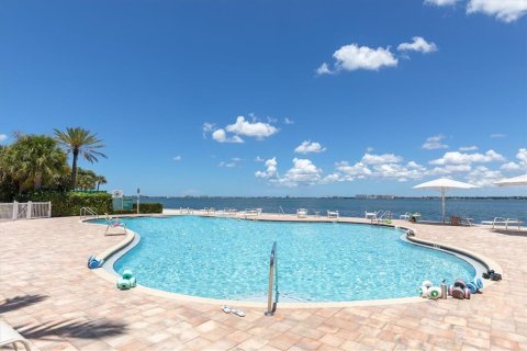 Condo in Saint Petersburg, Florida, 4 bedrooms № 2198469 - photo 8