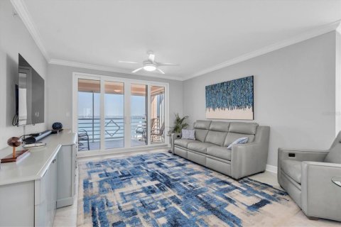 Condo in Saint Petersburg, Florida, 4 bedrooms № 2198469 - photo 9