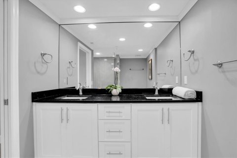 Condo in Saint Petersburg, Florida, 4 bedrooms № 2198469 - photo 27