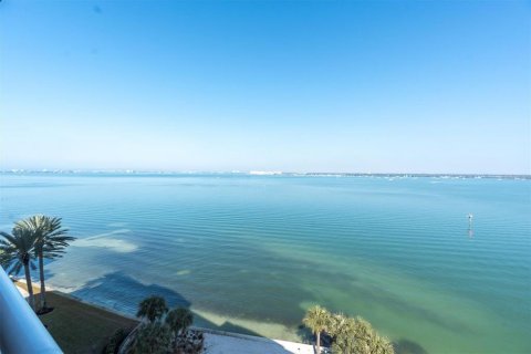 Condo in Saint Petersburg, Florida, 4 bedrooms № 2198469 - photo 12