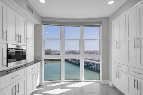 Condo in Saint Petersburg, Florida, 4 bedrooms № 2198469 - photo 6