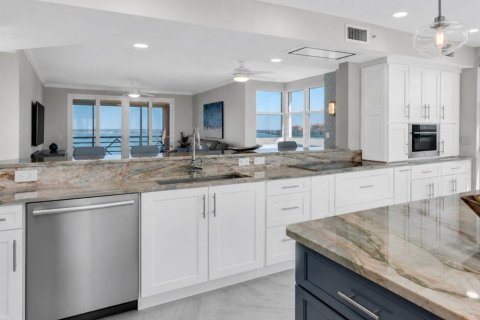 Condo in Saint Petersburg, Florida, 4 bedrooms № 2198469 - photo 3
