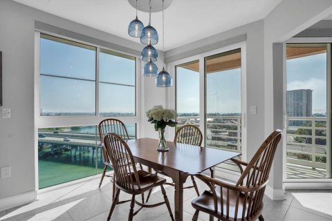 Condo in Saint Petersburg, Florida, 4 bedrooms № 2198469 - photo 28