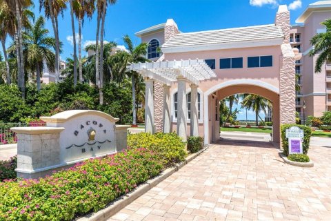 Condo in Saint Petersburg, Florida, 4 bedrooms № 2198469 - photo 16