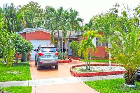 House in Pembroke Pines, Florida 3 bedrooms, 114.55 sq.m. № 1967010 - photo 1