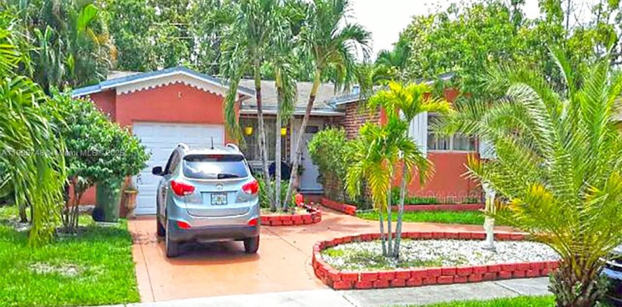 House in Pembroke Pines, Florida 3 bedrooms, 114.55 sq.m. № 1967010