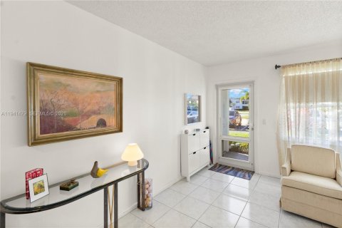 Condo in Deerfield Beach, Florida, 1 bedroom  № 2000047 - photo 8