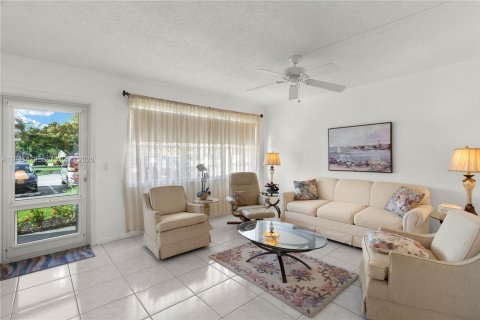 Condo in Deerfield Beach, Florida, 1 bedroom  № 2000047 - photo 17