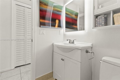 Condo in Deerfield Beach, Florida, 1 bedroom  № 2000047 - photo 23