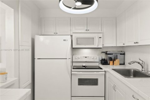 Condo in Deerfield Beach, Florida, 1 bedroom  № 2000047 - photo 5