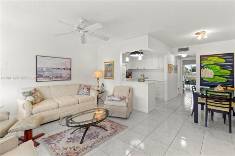 Condo in Deerfield Beach, Florida, 1 bedroom  № 2000047 - photo 15