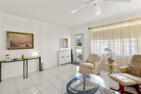 Condo in Deerfield Beach, Florida, 1 bedroom  № 2000047 - photo 9