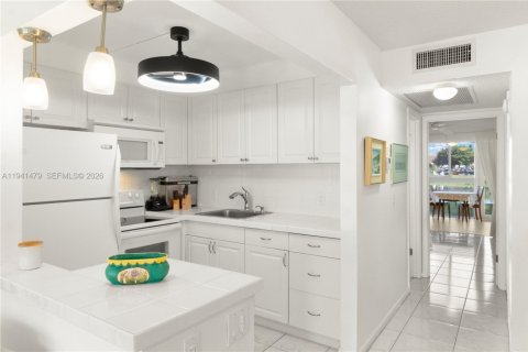 Condo in Deerfield Beach, Florida, 1 bedroom  № 2000047 - photo 2